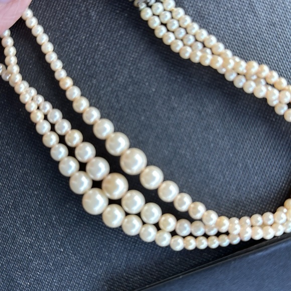 Vintage 3 strand pearl necklace, graduated sizes - Picture 9 of 12